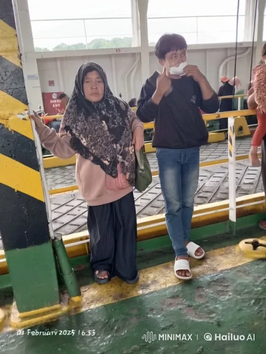 Kungfu Fight on Ferry: Dynamic Martial Arts Display – AI Generated Video | Hailuo AI