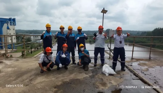 Workers Enjoy Kungfu and Playfulness on Industrial Platform – AI Generated Video | Hailuo AI