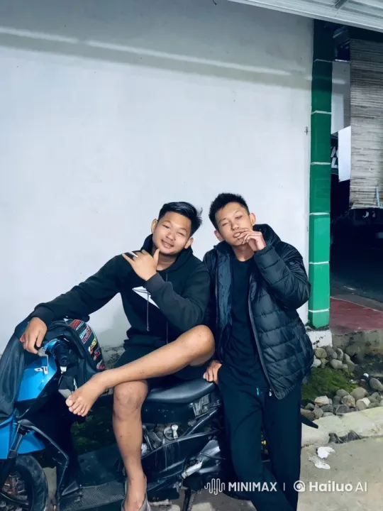 Urban Streetwear-Clad Men Perform Kungfu in Dynamic Sequence – AI Generated Video | Hailuo AI