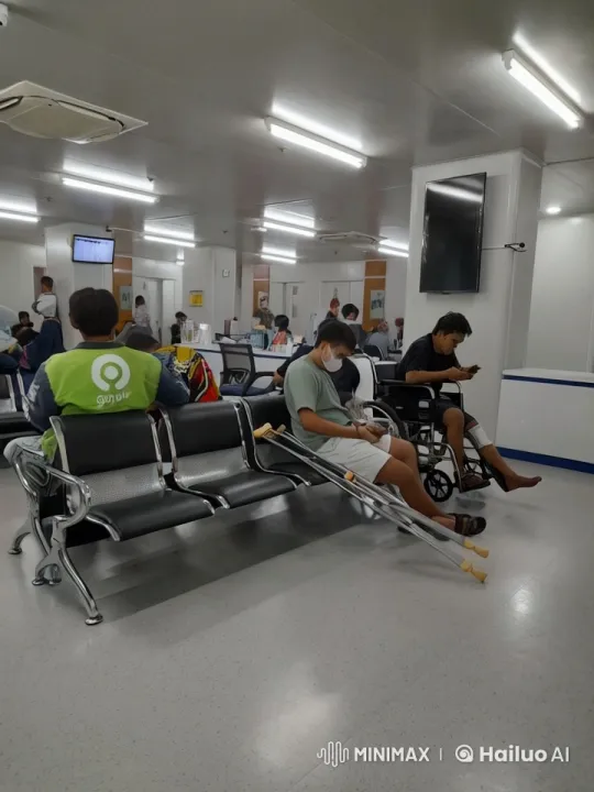 Hospital Kungfu Brawl: Disabled Patients Join Dynamic Fight – AI Generated Video | Hailuo AI