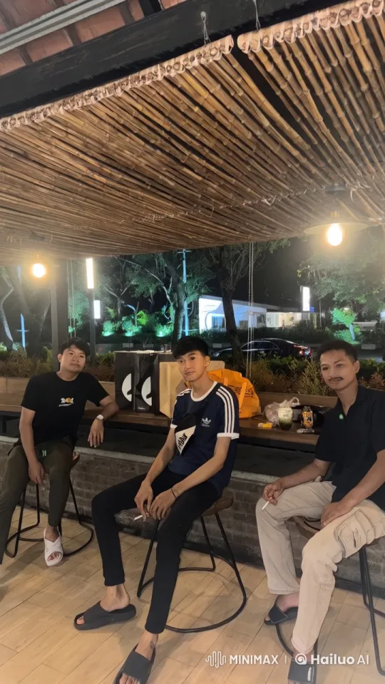 Outdoor Café Kungfu Display and Friendship Rivalry – AI Generated Video | Hailuo AI