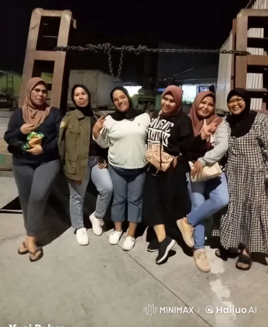 Girls Enjoy Playful Kungfu Fight in Nighttime Setting – AI Generated Video | Hailuo AI