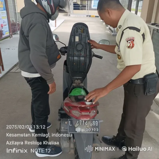Security Officer and Motorcyclist Engage in Kungfu Duel – AI Generated Video | Hailuo AI