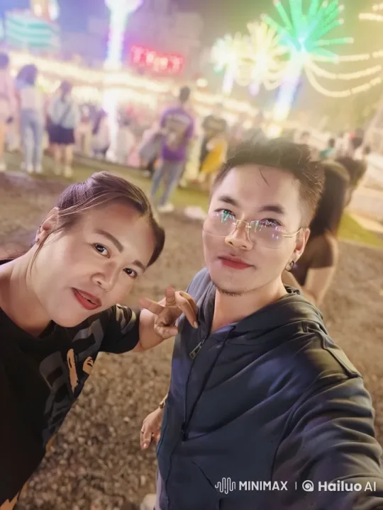Friends Enjoying Night Market's Festive Atmosphere – AI Generated Video | Hailuo AI
