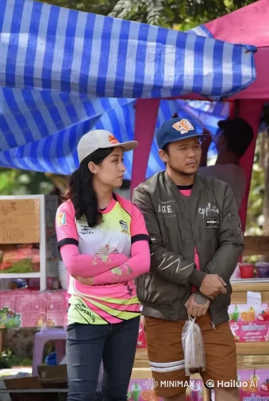 Couple Demonstrates Impressive Kung Fu at Outdoor Market – AI Generated Video | Hailuo AI