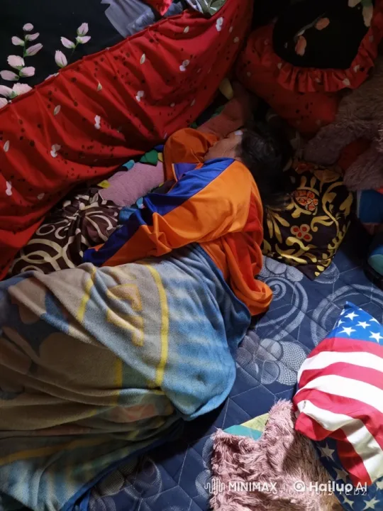 Kung Fu Practitioner Battles Shadows in Colorful Bedroom – AI Generated Video | Hailuo AI