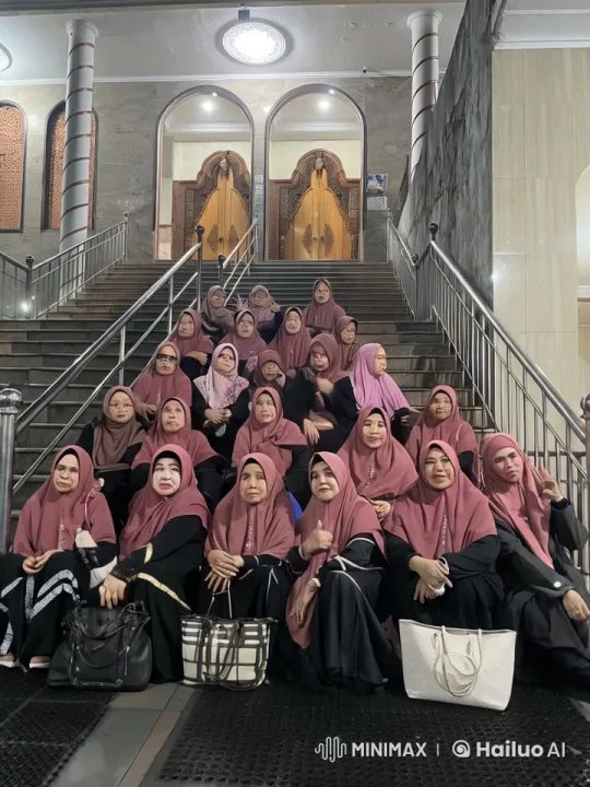Women Perform Impressive Wing Chun in Front of Mosque – AI Generated Video | Hailuo AI