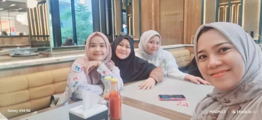 Four Hijabi Women Perform Kungfu in Modern Restaurant – AI Generated Video | Hailuo AI