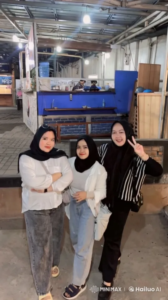 Three Women Perform Kung Fu in Food Court – AI Generated Video | Hailuo AI