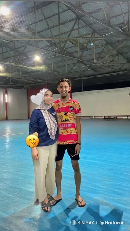 Couple Shows Affection in Indoor Sports Hall – AI Generated Video | Hailuo AI
