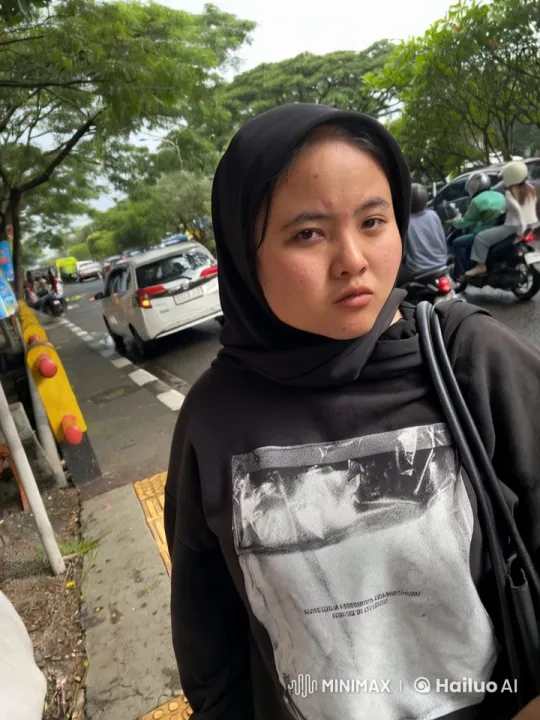 Person Shouts for Silence Amidst Busy Urban Street – AI Generated Video | Hailuo AI