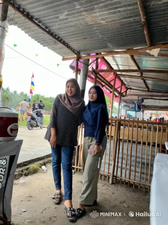Women Display Martial Arts Skills in Roadside Kung-Fu Duel – AI Generated Video | Hailuo AI