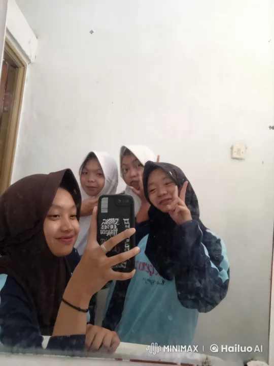 Friends Perform Wing Chun in Bathroom Mirror – AI Generated Video | Hailuo AI
