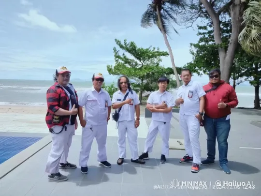 Kung Fu Fight Scene on Serene Beach Promenade – AI Generated Video | Hailuo AI