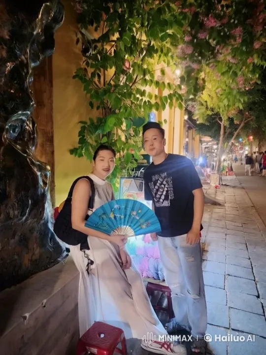 Vibrant Street Kung Fu Showdown with Fan and Modern Moves – AI Generated Video | Hailuo AI
