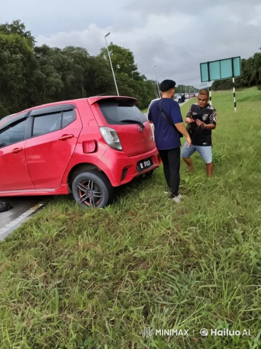 Kung Fu Duel by Roadside in Overcast Weather – AI Generated Video | Hailuo AI