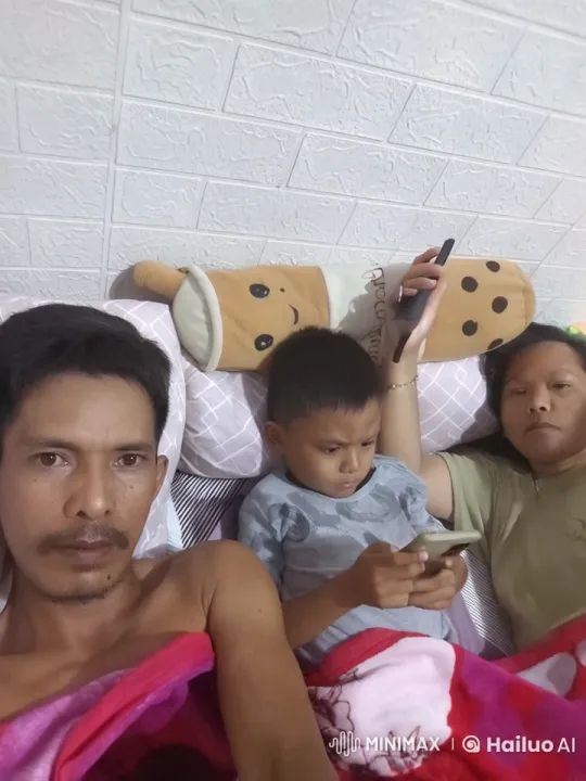 Family Performs Impressive Kung Fu in Cozy Bedroom – AI Generated Video | Hailuo AI