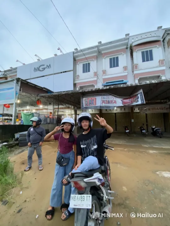 Young Couple Showcases Kung Fu Skills in Urban Setting – AI Generated Video | Hailuo AI