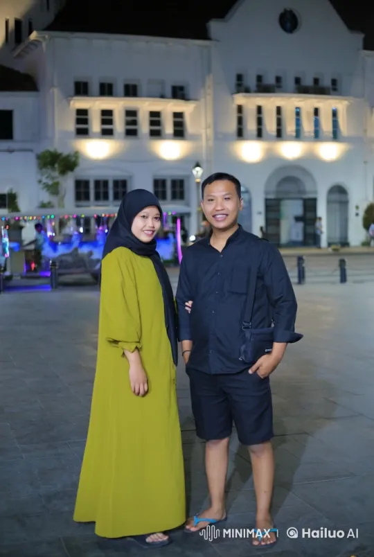 Festive Plaza Kungfu Battle: Man vs. Woman – AI Generated Video | Hailuo AI