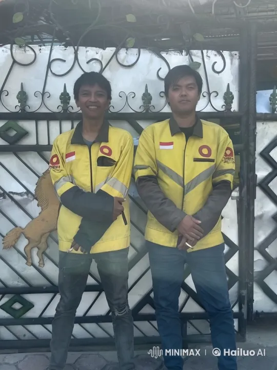 Martial Artists Display Kungfu Skills in Front of Decorative Gate – AI Generated Video | Hailuo AI