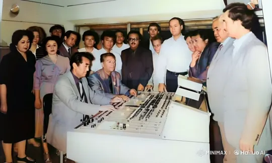 1990s Control Room: Team Collaboration on Tech – AI Generated Video | Hailuo AI