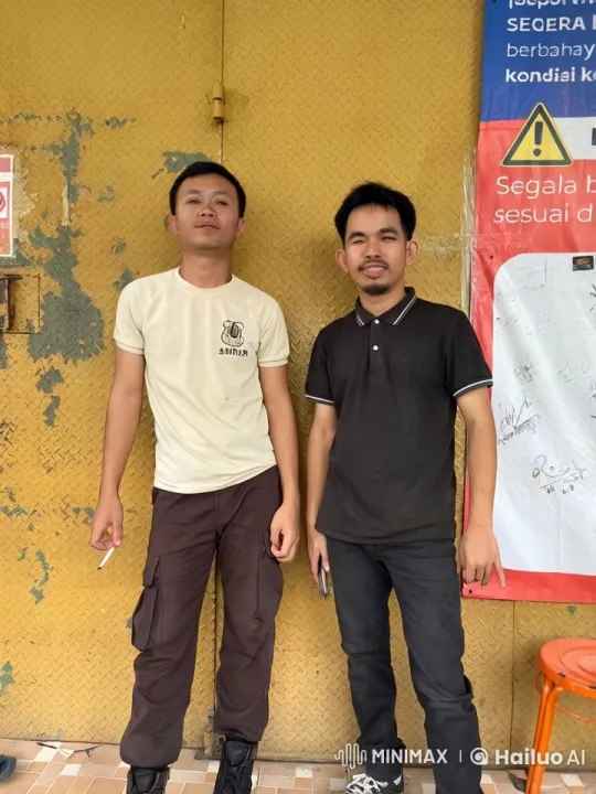 Kung Fu Practitioner Demonstrates Skills in Urban Setting – AI Generated Video | Hailuo AI