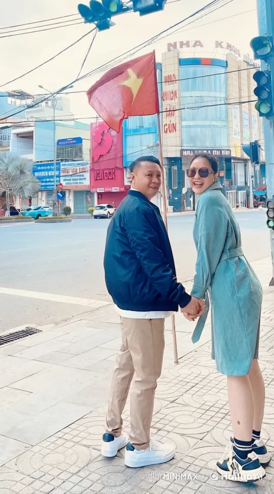 Urban Kung Fu Display by Couple Near Traffic Signal – AI Generated Video | Hailuo AI