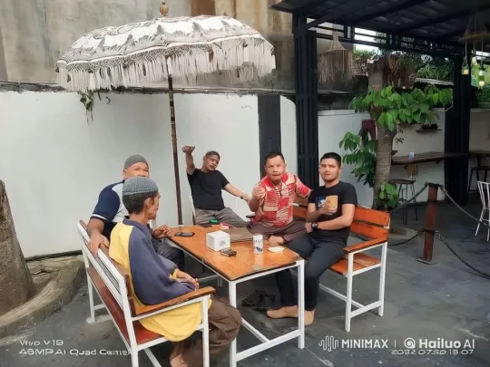 Friends Playfully Mimic Kungfu Under Umbrella – AI Generated Video | Hailuo AI