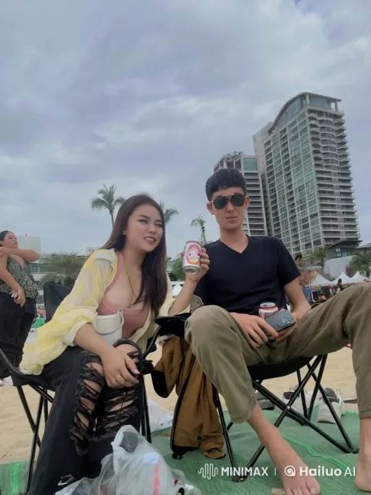 Beach Kungfu Display: Sparring Duo and Curious Crowd – AI Generated Video | Hailuo AI