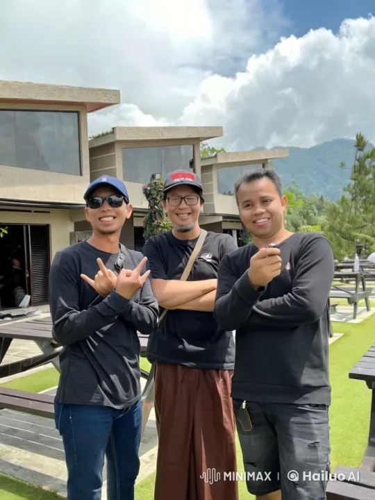 Three Friends Perform Kungfu in Modern Outdoor Setting – AI Generated Video | Hailuo AI