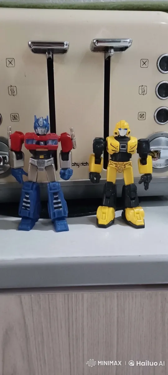 Optimus Prime and Bumblebee Toy Figures Fight Playfully – AI Generated Video | Hailuo AI