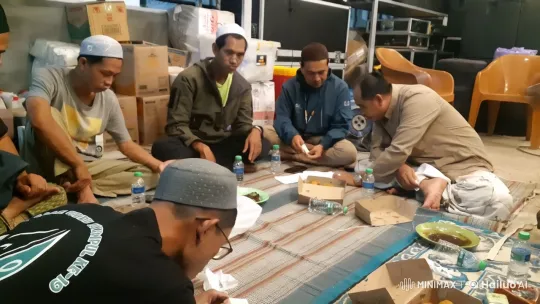 Kungfu Practitioners Displaying Skill Amidst Post-Meal Chaos – AI Generated Video | Hailuo AI