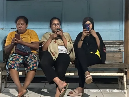 Three People Transition from Phone Use to Martial Arts Practice – AI Generated Video | Hailuo AI