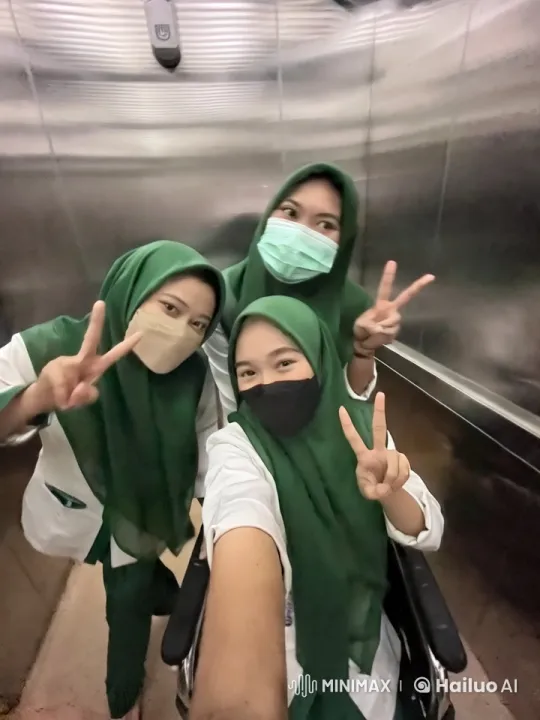 Elevator Kungfu: Three Performers showcase Wing Chun skills – AI Generated Video | Hailuo AI