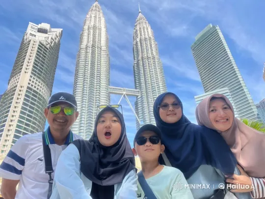 Family Poses in Front of Petronas Towers – AI Generated Video | Hailuo AI