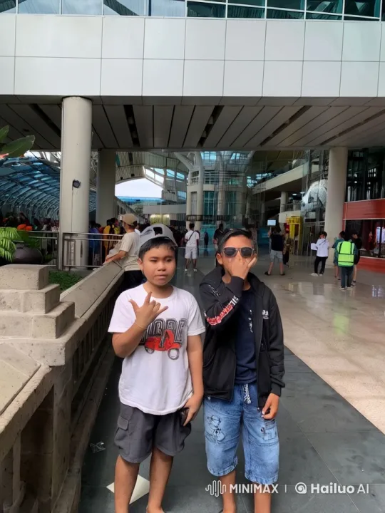 Boys Perform Impromptu Kung Fu in Bustling Urban Setting – AI Generated Video | Hailuo AI