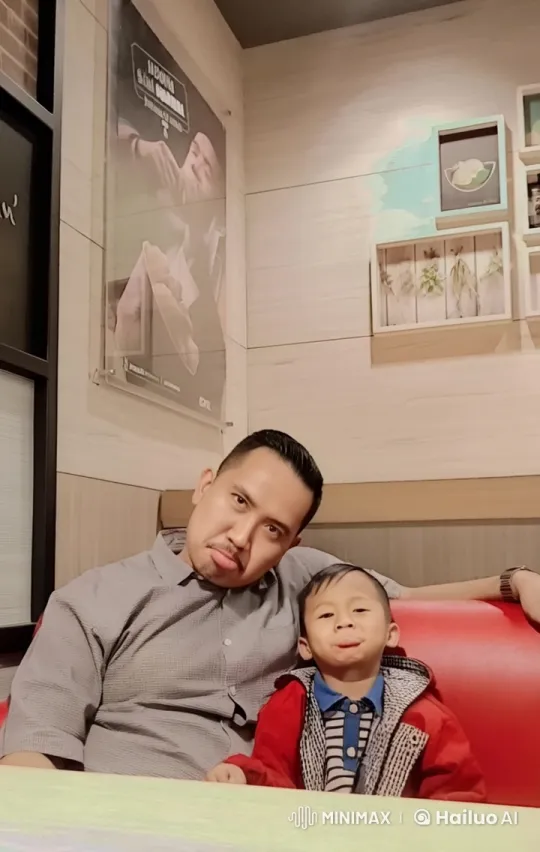 Father and Son Bond Over Kungfu in Restaurant – AI Generated Video | Hailuo AI