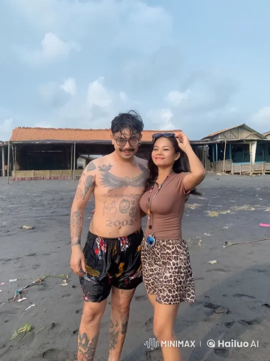 Couple's Playful Kung Fu and Romantic Kiss on Beach – AI Generated Video | Hailuo AI