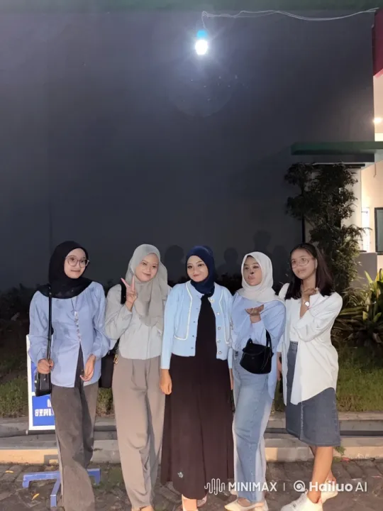 Women's Nighttime Kung Fu Display and Celebration – AI Generated Video | Hailuo AI
