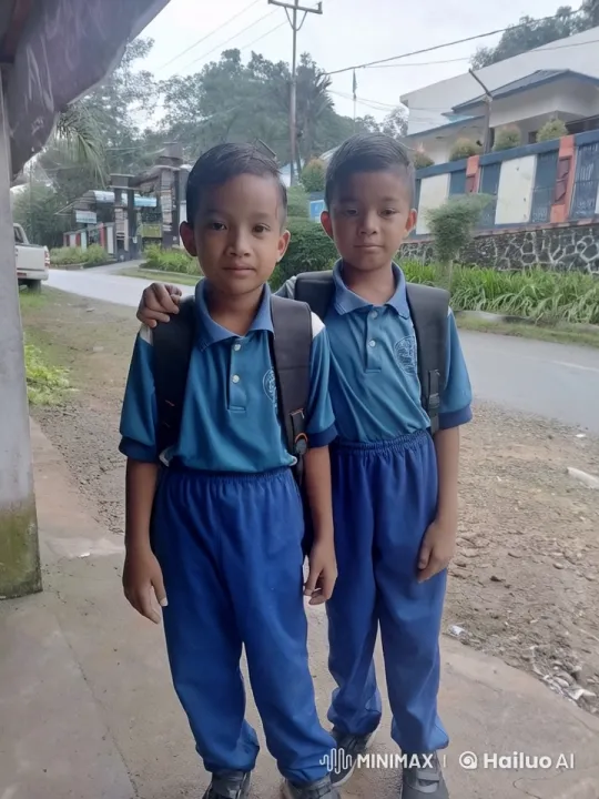 Boys Practice Synchronized Kung Fu on Sidewalk – AI Generated Video | Hailuo AI