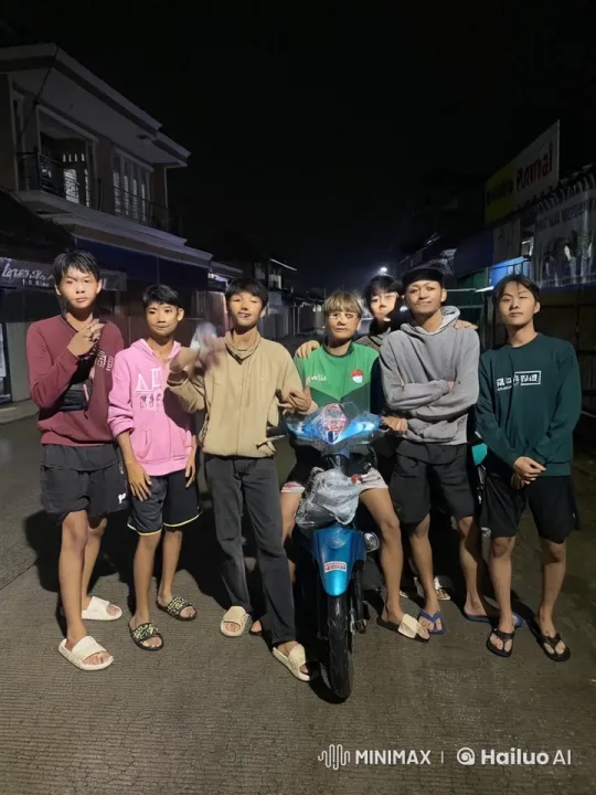 Friends Enjoy Playful Kungfu on Dimly Lit Street – AI Generated Video | Hailuo AI