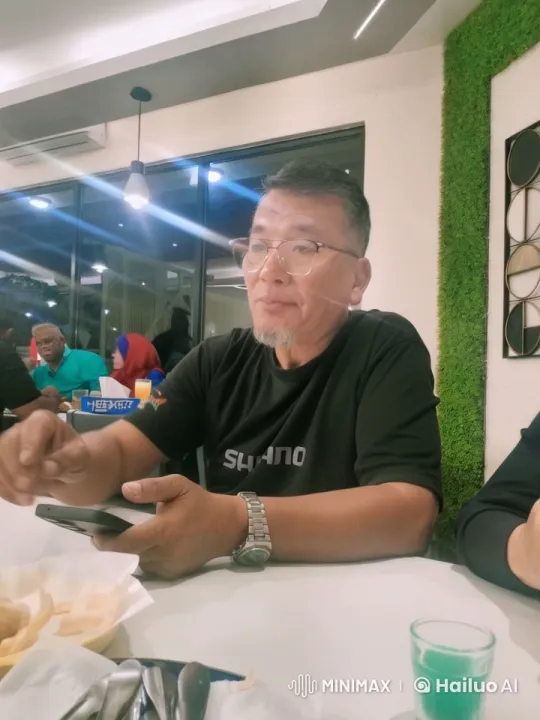 Man Escapes Through Restaurant Window in Urgent Flight – AI Generated Video | Hailuo AI