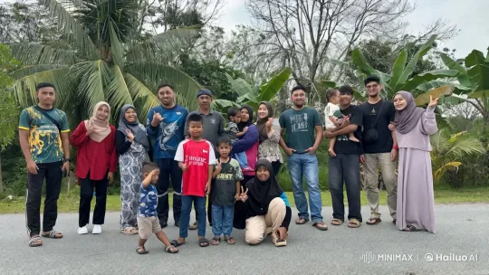 Group Enacts Kungfu Choreography in Tropical Setting – AI Generated Video | Hailuo AI
