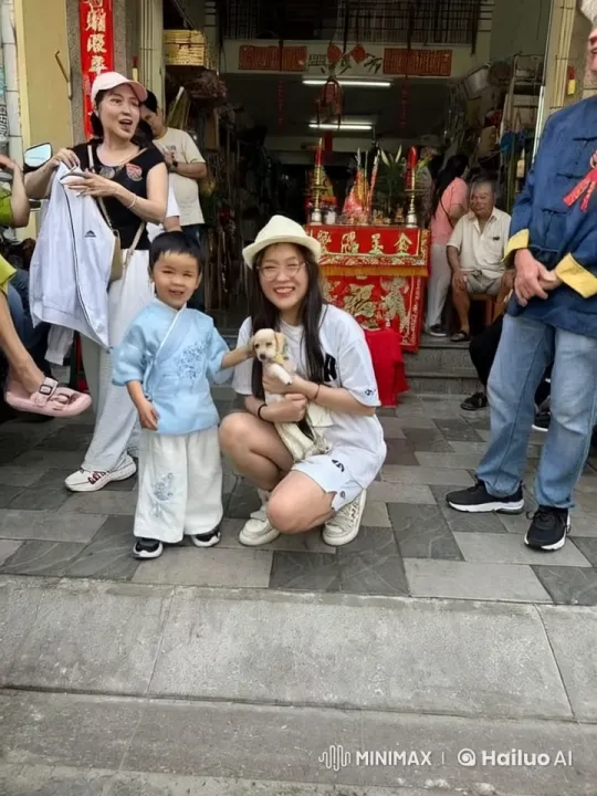 Traditional Chinese Store Setting for Playful Kung Fu Display – AI Generated Video | Hailuo AI