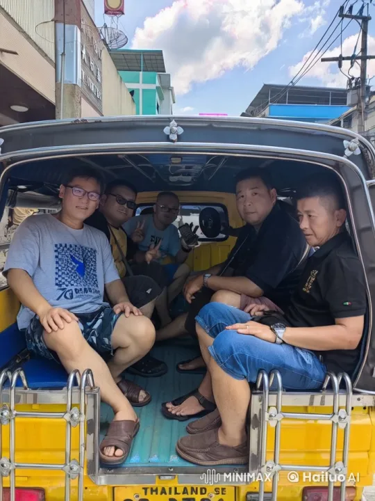 Urban Kung Fu Battle in a Multi-Passenger Vehicle – AI Generated Video | Hailuo AI