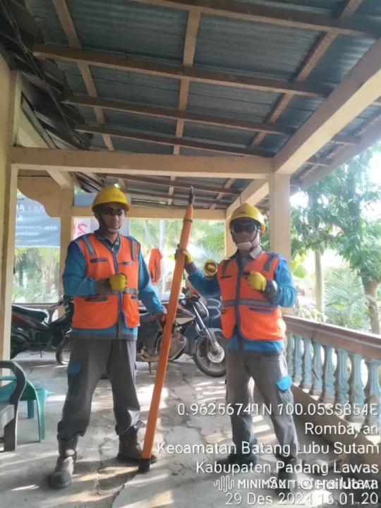 Workers Perform Martial Arts with Pole Under Porch – AI Generated Video | Hailuo AI