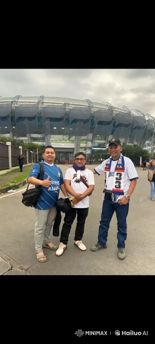 Modern Casuals Transform into Martial Artists in Stadium Setting – AI Generated Video | Hailuo AI