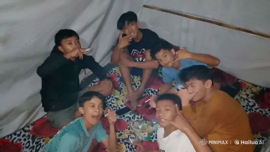 Young Group Performs Energetic Kungfu in Limited Space – AI Generated Video | Hailuo AI