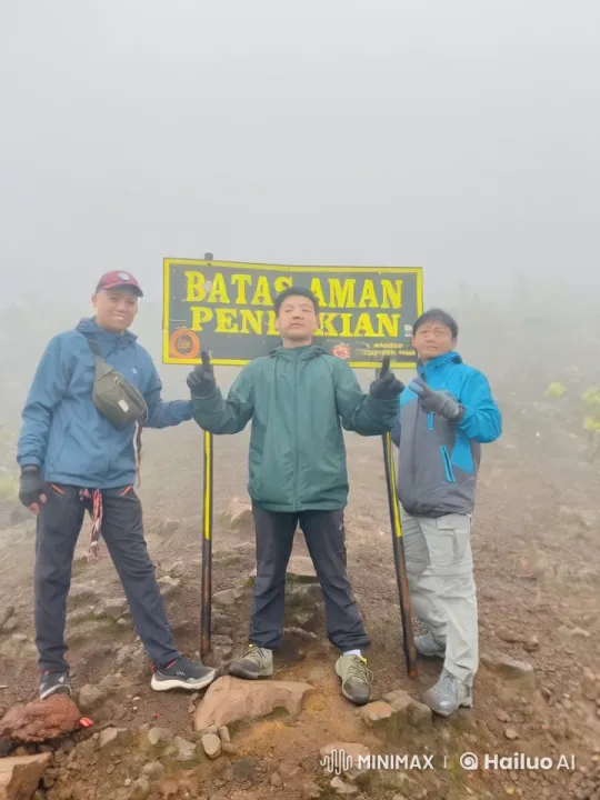 Martial Artists Battle on Foggy Mountainside – AI Generated Video | Hailuo AI