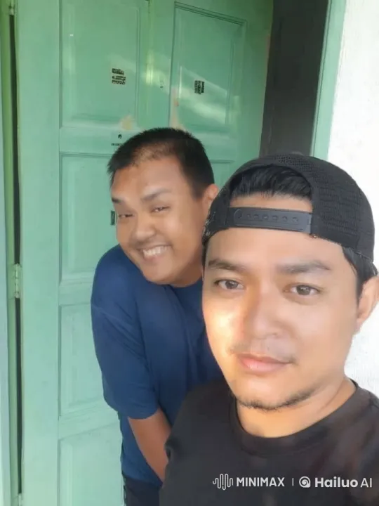 Dynamic Wing Chun Kungfu Display in Front of Green Door – AI Generated Video | Hailuo AI